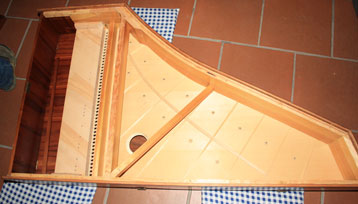 Hans Hoesch: Kleincembalo 1935. Instrument von unten bei abgeschraubtem Unterboden. Fotos (2): Benedikt Dohr Hans Hoesch: Kleincembalo 1935. Instrument von unten bei abgeschraubtem Unterboden. Fotos (2): Benedikt Dohr